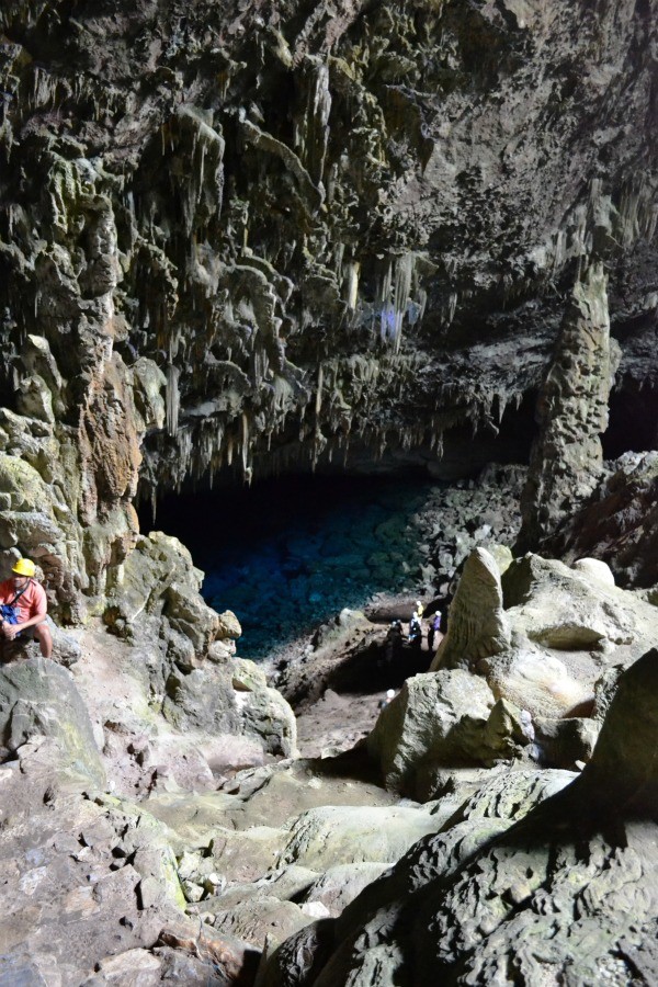 chegando perto do lago azul na gruta do lago azul em Bonito