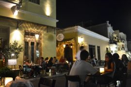 restaurante charmoso em plaka