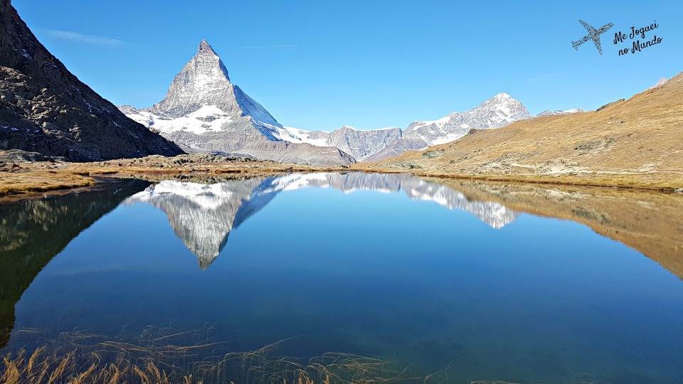 montanha matterhorn refletida