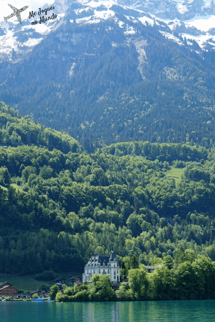 Vila de Iseltwald vista durante o passeio de barco pelo Lago de Brienz