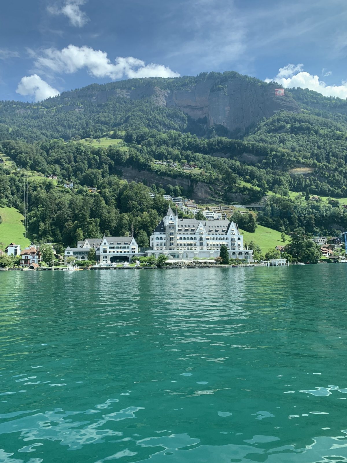 paisagem durante passeio de barco Gotthard Panorama eXPRESS