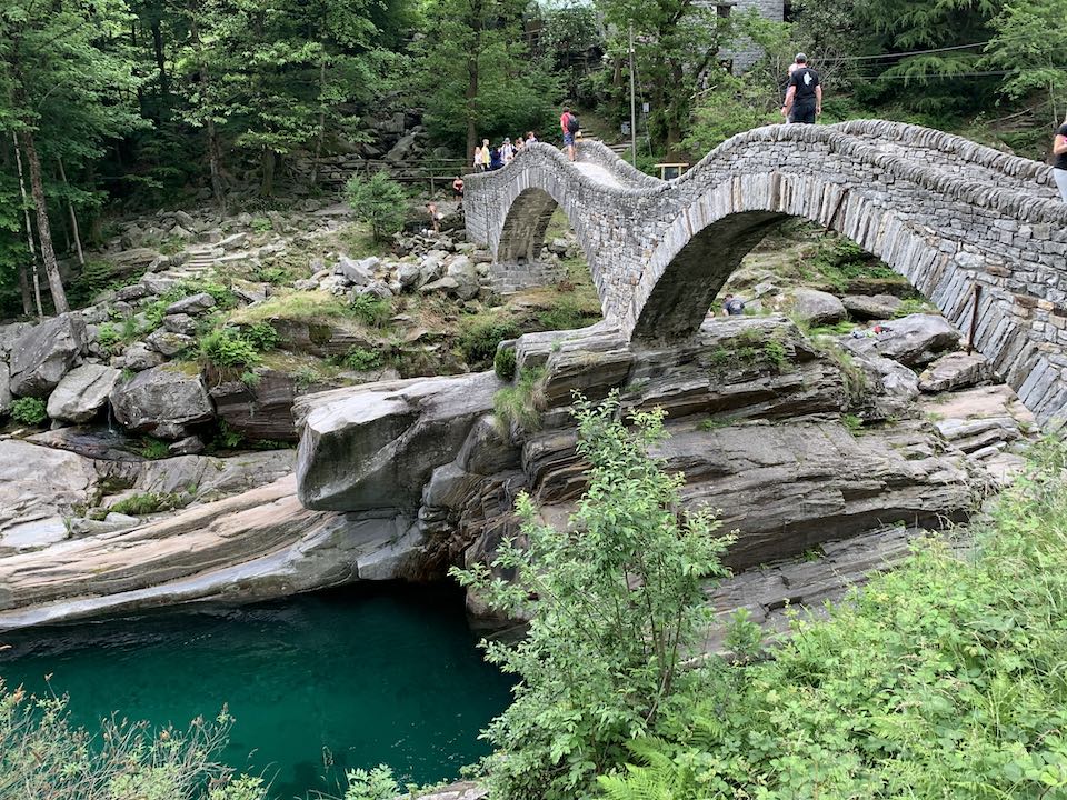 Ponte dei alti em Lavertezzo no Vale Verzasca