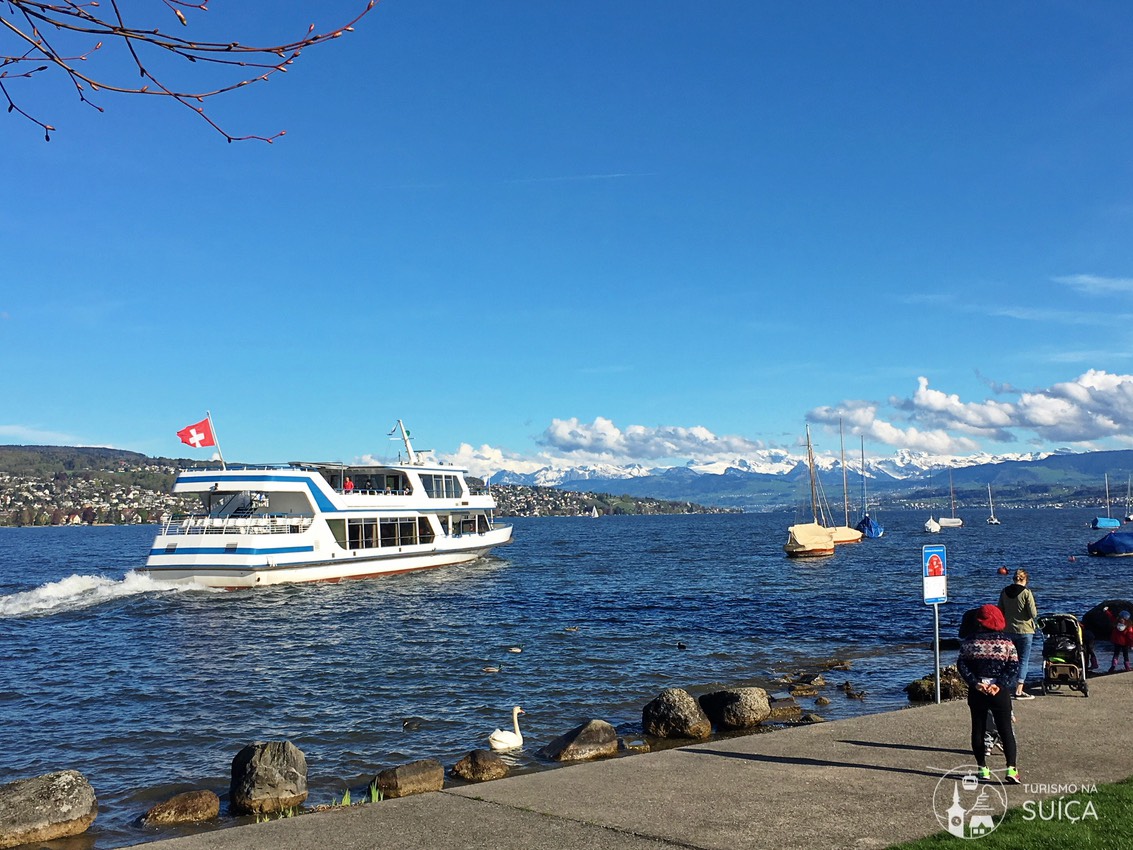 passeio de barco em zurique no verão