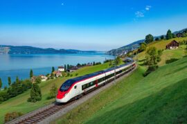 Trem vermelho da SBB nos Alpes, ilustrando as mudanças do Swiss Travel Pass 2026.